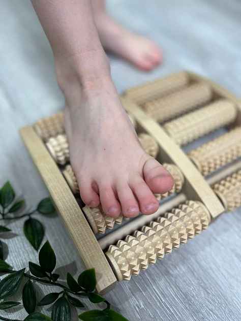 Массажер МА 4213 для ног "Счеты" (две секции) ролик с шипами